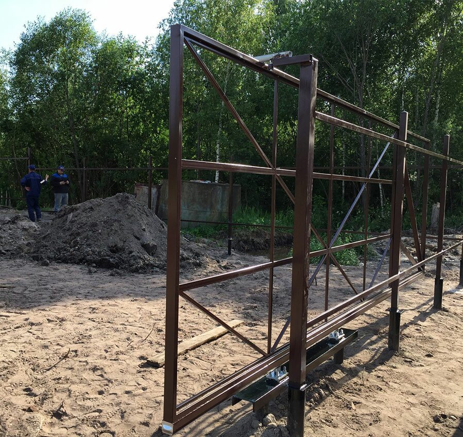 Варианты ворот на винтовых сваях в Московской области